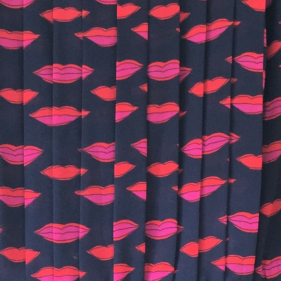 Halogen Midi pleated Lip Print Dress - Picture 3 of 12